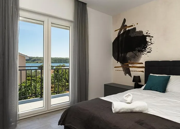 By The Sea 珀塞达耶